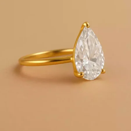 Side profile of pear shaped 5ct lab diamond ring in 18K yellow gold – minimal modern solitaire design