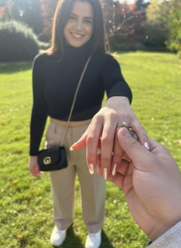 Click to view full screen 1 Carat Round Lab Grown Diamond Engagement Ring in 18K Yellow Gold – Six Prong Crown Setting, EF Color VS1 Clarity photo review