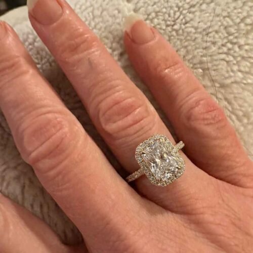 Radiant Cut 2.5 Carat F/VS1 IGI Certified Lab Diamond Halo Engagement Ring in 14K Yellow Gold – Side Round Diamonds, High Polish Finish photo review